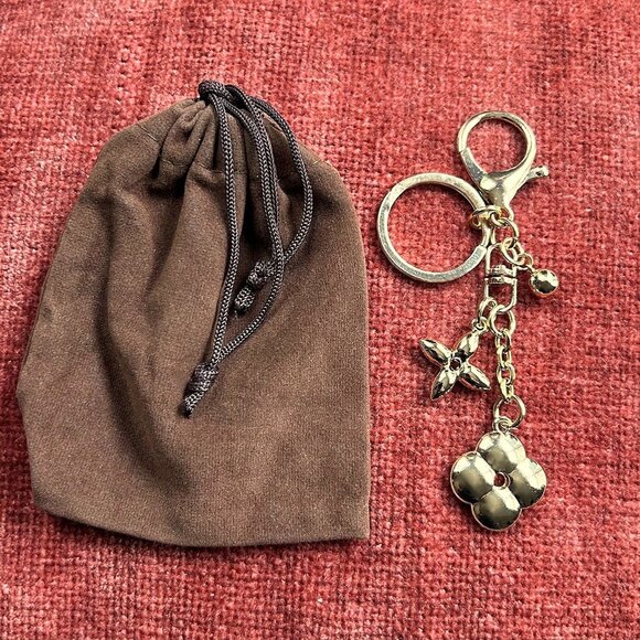 GOLD CLOVER Bag Charm Gold Tone - Picture 2 of 9